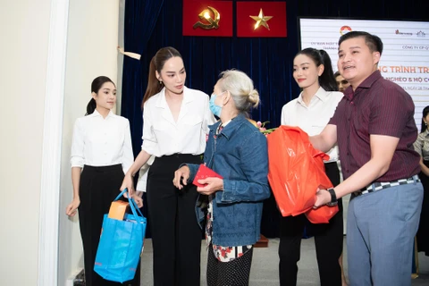 Tân Hoa hậu Hoàng Phương trao tặng quà cho hộ nghèo tại Quận 1, Thành phố Hồ Chí Minh. (Ảnh: CTV/Vietnam+)