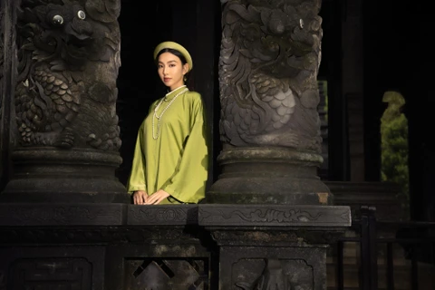 Hoa hậu Thùy Tiên mặc Cổ phục tại Lăng Khải Định. (Ảnh: CTV/Vietnam+)