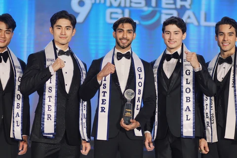 Á vương 4 Lê Hữu Đạt (ngoài cùng bên trái) tại chung kết Mister Global 2023. (Ảnh: BTC)