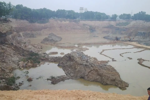 Bắt quả tang vụ khai thác đất trái phép sát sân bay Nội Bài