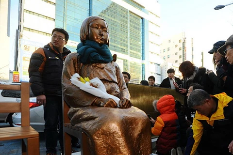 Bức tượng được cho là tượng trưng cho các nạn nhân bị ép buộc phục vụ tình dục cho binh sỹ Nhật thời chiến mới được dựng bên ngoài tòa Lãnh sự Nhật Bản tại thành phố Busan. (Nguồn: Reuters)