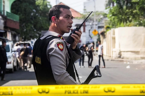 Cảnh sát tăng cường an ninh sau vụ nổ tại trụ sở cảnh sát Surabaya ở Surabaya, Đông Java ngày 14/5. (Nguồn: EPA/TTXVN)
