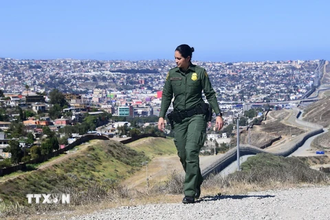 Nhân viên Hải quan và Biên phòng Mỹ tuần tra tại khu vực biên giới Mỹ-Mexico ở San Diego, California ngày 17/4. (Nguồn: AFP/TTXVN)