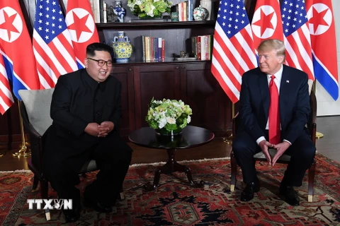 Tổng thống Mỹ Donald Trump (phải) và nhà lãnh đạo Triều Tiên Kim Jong-un tại Hội nghị thượng đỉnh Mỹ- Triều ở Singapore ngày 12/6. (Nguồn: TTXVN)