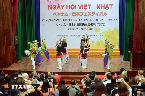 Biểu diễn múa truyền thống Nhật Bản trong lễ khai mạc Ngày hội Việt-Nhật ở Thành phố Hồ Chí Minh. (Ảnh: Xuân Khu/TTXVN)