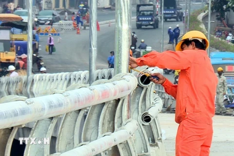 Công nhân đang gấp rút thi công giai đoạn cuối cầu vượt nút giao An Dương. (Ảnh: Nguyễn Văn Cảnh/TTXVN)