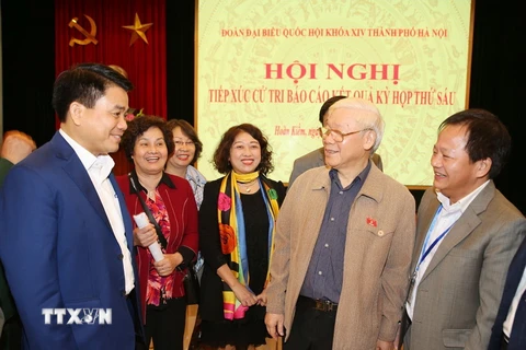 Tổng Bí thư, Chủ tịch nước Nguyễn Phú Trọng với các đại biểu tại buổi tiếp xúc cử tri quận Hoàn Kiếm. (Ảnh: Trí Dũng/TTXVN)