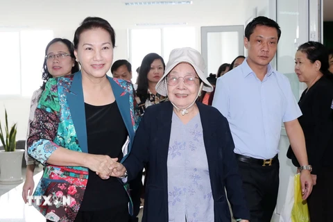 Chủ tịch Quốc hội Nguyễn Thị Kim Ngân với các cử tri phường An Phú. (Ảnh: Trọng Đức/TTXVN)