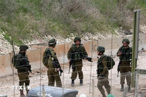 Binh sỹ Israel gác tại khu vực xây bức tường ngăn cách với Liban, gần thị trấn biên giới Naqura, miền nam Liban ngày 8/2/2018. (Ảnh: AFP/TTXVN)