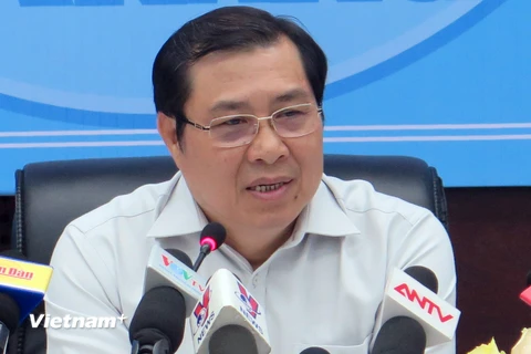 Chủ tịch Ủy ban Nhân dân thành phố Đà Nẵng Huỳnh Đức Thơ trao đổi với phóng viên. (Ảnh: Nguyễn Sơn/Vietnam+)