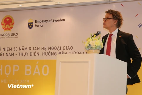Đại sứ Thụy Điển tại Việt Nam Pereric Hogberg phát biểu tại buổi họp báo. (Ảnh: NA/Vietnam+)