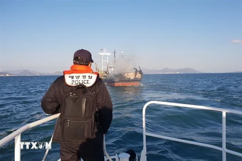 Cảnh sát biển tìm kiếm thuyền viên mất tích trong vụ cháy tàu cá ngoài khơi bờ biển phía tây nam Hàn Quốc ngày 17/1/2019. (Ảnh: THX/TTXVN)