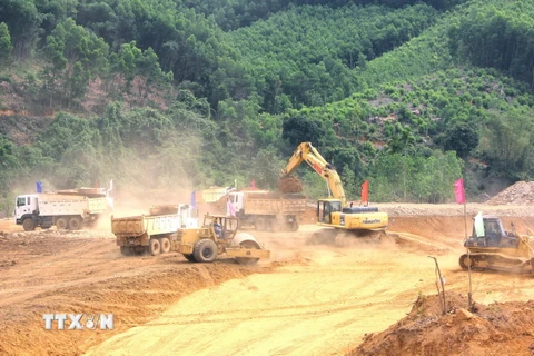 Các đơn vị thi công xây dựng thân đập công trình hồ chứa nước Đồng Mít. (Ảnh: Nguyên Linh/TTXVN)