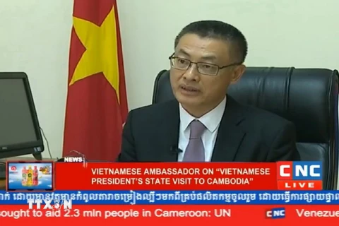 Đại sứ Việt Nam tại Campuchia Vũ Quang Minh trả lời phỏng vấn của kênh truyền hình CNC. (Ảnh: Phóng viên TTXVN tại Campuchia)