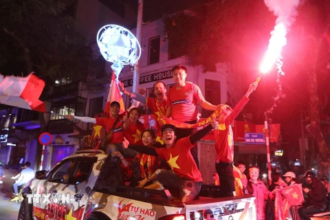 Hàng nghìn cổ động viên và người hâm mộ bóng đá Thủ đô đã đổ ra đường mừng chiến thắng 4-0 của đội tuyển U23 Việt Nam trước U23 Thái Lan. (Ảnh: Hoàng Hùng/TTXVN)