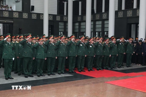 Đoàn đại biểu Bộ Tổng Tham mưu QĐND Việt Nam và các quân khu, quân đoàn viếng nguyên Chủ tịch nước, Đại tướng Lê Đức Anh. (Ảnh: TTXVN)