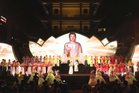 Tiết mục nghệ thuật trong Chương trình Đại nhạc hội 'Đóa Sen thiêng' chào mừng Đại lễ Phật đản Liên hợp quốc - Vesak 2019. (Ảnh: Xuân Khu/TTXVN)