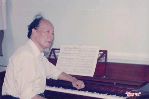 Giáo sư, nhạc sỹ, nghệ sỹ nhân dân Nguyễn Văn Thương.