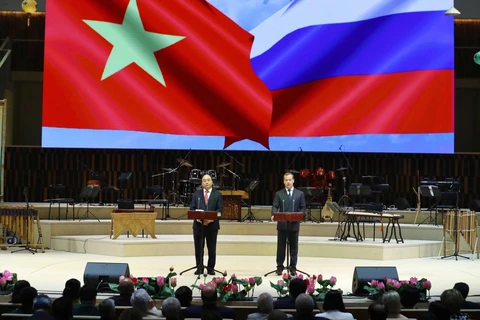 Thủ tướng Nguyễn Xuân Phúc và Thủ tướng Dmitri Medvedev phát biểu tại Lễ khai mạc Năm chéo Việt Nam-Liên bang Nga. (Ảnh: Thống Nhất/TTXVN)