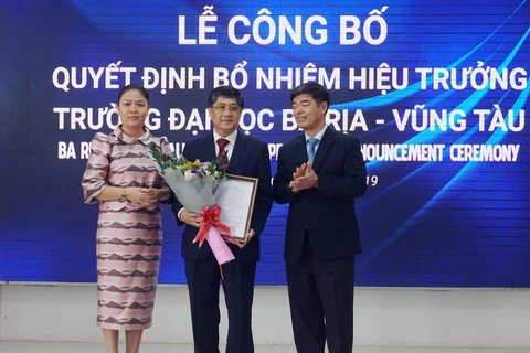 Giáo sư-tiến sỹ Nguyễn Lộc nhận quyết định bổ nhiệm làm hiệu trưởng BVU. (Ảnh: M.Phương/Vietnam+)
