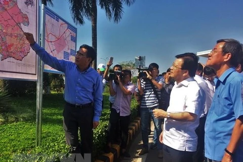 Phó Thủ tướng Trịnh Đình Dũng nghe giới thiệu về dự án Sân bay Long Thành hồi tháng 4/2018. (Ảnh: Công Phong/TTXVN)