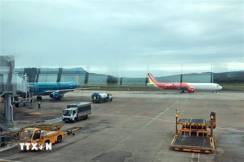  Hàng loạt chuyến bay của Vietjet và Vietnam Airlines tại sân bay Phú Quốc (Kiên Giang) phải hoãn và hủy chuyến do thời tiết xấu. (Ảnh: Huy Hùng/TTXVN)