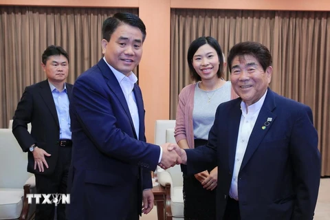 Chủ tịch Ủy ban Nhân dân thành phố Hà Nội Nguyễn Đức Chung với ông Fujihara Tadahiko, Trưởng làng Kawakami. (Ảnh: Lâm Khánh/TTXVN)