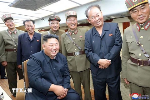 Nhà lãnh đạo Triều Tiên Kim Jong-un theo dõi vụ thử nghiệm vũ khí chiến thuật mới tại một địa điểm không xác định, ngày 11/8/2019. (Ảnh: AFP/TTXVN)