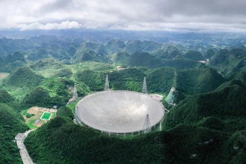 Kính viễn vọng vô tuyến hình cầu khẩu độ 500 mét (FAST). (Nguồn: Xinhua)