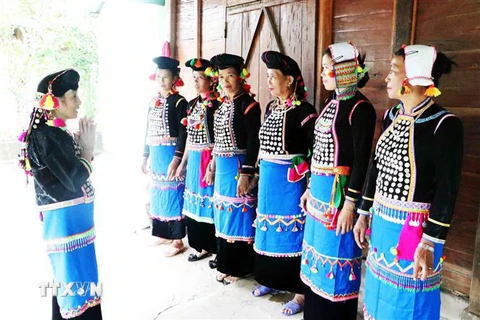Nghệ nhân Hù Cố Xuân đang truyền dạy những bài ca, điệu múa của dân tộc Si La cho các chị em trong bản Seo Hai. (Ảnh: Công Tuyên/TTXVN)
