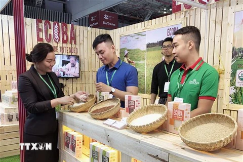 Sản phẩm gạo Việt Nam được giới thiệu đa dạng chủng loại tại triển lãm. (Ảnh: Mỹ Phương/TTXVN)
