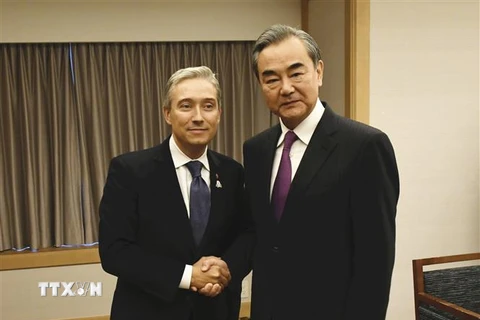 Tân Ngoại trưởng Canada Francois-Philippe Champagne (trái) và người đồng cấp Trung Quốc Vương Nghị (phải) tại cuộc gặp ở Nagoya, Nhật Bản ngày 23/11/2019. (Ảnh: THX/TTXVN)