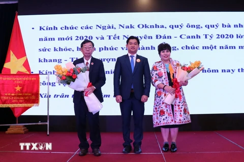 Ông Sok Dareth, Tổng lãnh sự Campuchia tại Thành phố Hồ Chí Minh (giữa) tặng hoa chúc mừng ông Trương Minh Nhựt, Chủ tịch và bà Lê Thị Giàu, Phó Chủ tịch Hội hữu nghị Việt Nam Campuchia Thành phố Hồ Chí Minh. (Ảnh: Xuân Khu/TTXVN)