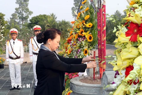 Chủ tịch Quốc hội dâng hương viếng Nghĩa trang Liệt sỹ tỉnh Bến Tre. (Ảnh: Trọng Đức/TTXVN)