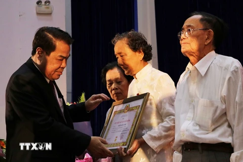 Bí thư Tỉnh ủy Cà Mau Dương Thanh Bình trao Huy hiệu Đảng cho đảng viên cao niên. (Ảnh: Thế Anh/TTXVN)
