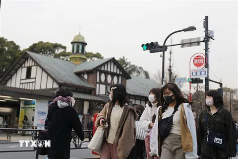 Người dân đeo khẩu trang phòng tránh lây nhiễm dịch COVID-19 tại Tokyo, Nhật Bản, ngày 25/2. (Ảnh: THX/TTXVN)