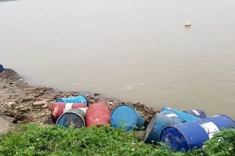 Xác định được đối tượng đổ chất thải nghi độc hại xuống sông Hồng