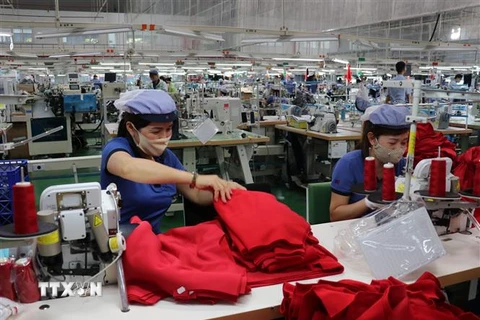 Công nhân dệt may tại một doanh nghiệp. (Ảnh minh họa. Nguồn: TTXVN)