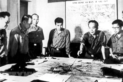 Đại tướng Võ Nguyên Giáp cùng các đồng chí trong Quân ủy Trung ương duyệt phương án tác chiến Chiến dịch Hồ Chí Minh (Hà Nội, 4/1975). (Ảnh: TTXVN)