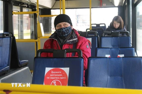  Khoảng cách 1 người 4 ghế trên các phương tiện giao thông công cộng ở Nga để đảm bảo giãn cách xã hội. (Ảnh: Duy Trinh/TTXVN)