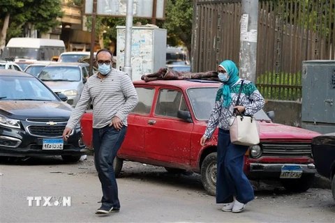 Người dân đeo khẩu trang phòng lây nhiễm COVID-19 tại Cairo, Ai Cập, ngày 12/4/2020. (Ảnh: THX/TTXVN)