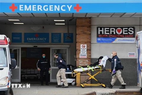 Nhân viên y tế chuyển bệnh nhân COVID-19 tới trung tâm y tế Maimonides ở Brooklyn, New York, Mỹ ngày 23/4/2020. (Ảnh: AFP/TTXVN)