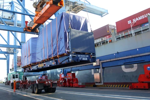 Bốc dỡ hàng hóa tại cảng Cát Lái. (Ảnh minh họa: Hoàng Hải/TTXVN)