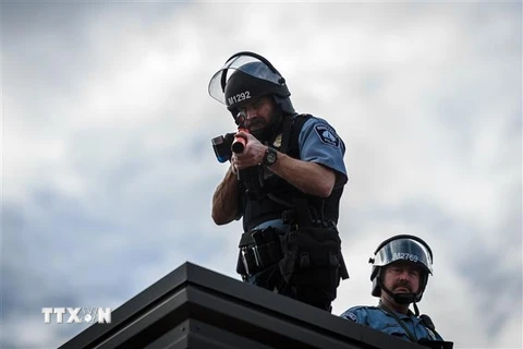 Cảnh sát được triển khai để giải tán người biểu tình tham gia cuộc tuần hành phản đối nạn phân biệt chủng tộc sau cái chết của người đàn ông da màu George Floyd, tại thành phố Minneapolis, Mỹ ngày 27/5/2020. (Ảnh: AFP/TTXVN)