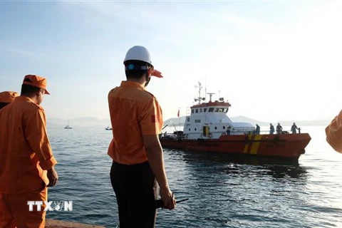 Tàu cứu hộ của Trung tâm phối hợp tìm kiếm, cứu nạn hàng hải Việt Nam đưa thuyền viên bị nạn cập cảng. (Ảnh minh họa. Nguồn: TTXVN)