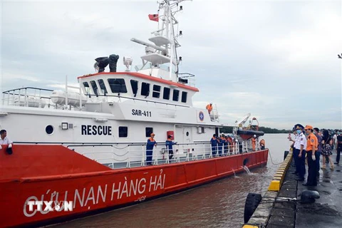 Tàu SAR 411 chở thi thể các thuyền viên tử nạn cập cảng. (Ảnh: TTXVN)
