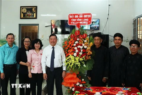 Bí thư Tỉnh ủy Vĩnh Long Trần Văn Rón tặng hoa chúc mừng Ban Đại diện Phật giáo Hòa Hảo tỉnh Vĩnh Long. (Ảnh: Phạm Minh Tuấn/TTXVN)