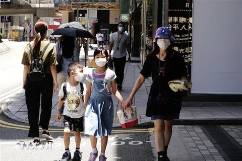 Người dân đeo khẩu trang phòng COVID-19 tại Hong Kong, Trung Quốc ngày 17/7/2020. (Ảnh: THX/TTXVN)