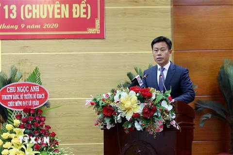 Phó Bí thư Tỉnh ủy Cà Mau Lê Quân phát biểu nhận nhiệm vụ sau khi được bầu giữ chức Chủ tịch Ủy ban Nhân dân tỉnh khóa IX, nhiệm kỳ 2016-2021 tại Kỳ họp. (Ảnh: Kim Há/TTXVN)