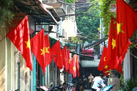 Nhiều phố, phường ở Thủ đô Hà Nội được trang hoàng rực rỡ cờ, hoa, băngrôn chào mừng kỷ niệm 75 năm Quốc khánh 2/9. (Ảnh: Văn Điệp/TTXVN)